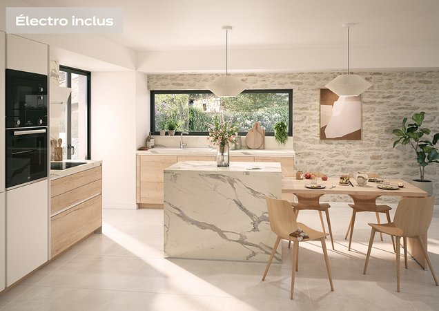 Cuisine moderne et chaleureuse, avec des façades blanches et bois clair, un grand îlot central effet marbre blanc et un mur en pierre naturelle apparente.