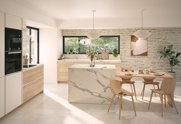 Cuisine blanche et bois avec îlot marbre et mur de pierres brutes Cuisine moderne et chaleureuse, avec des façades blanches et bois clair, un grand îlot central effet marbre blanc et un mur en pierre naturelle apparente.