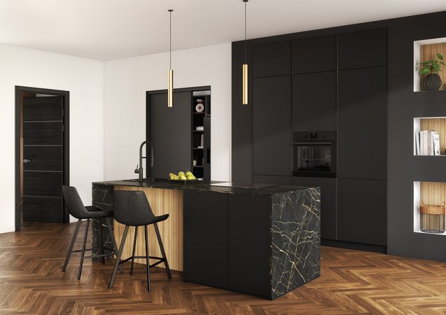 Close-up van een matzwart kookeiland met een front van goudgeaderd marmer, met ingelegde stroken goudkleurig hout en bijpassende zwarte barkrukken.