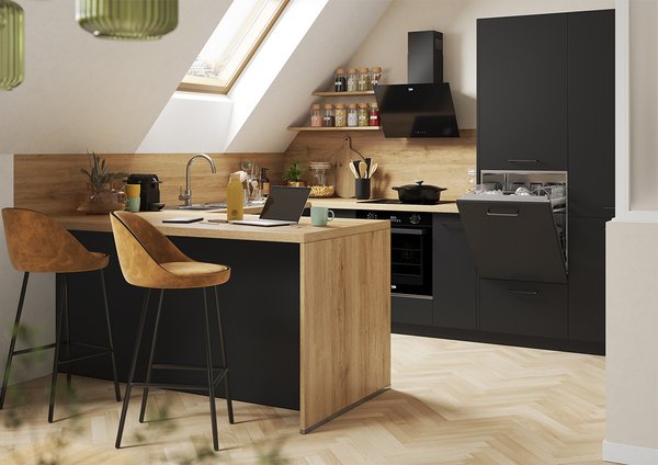 Close-up van een kleine U-vormige keuken, zwart met hout, met een aanrechtblad dat tevens als eethoek dient.