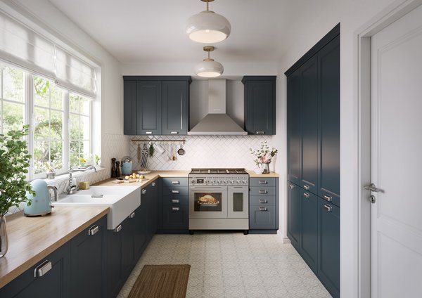 Cuisine bleu nuit style shaker avec piano de cuisson Cuisine fonctionnelle avec meubles bleu foncé style shaker, plan de travail en bois clair, évier de style farmhouse, crédence en carreaux blancs motif chevrons et grand piano de cuisson en inox.