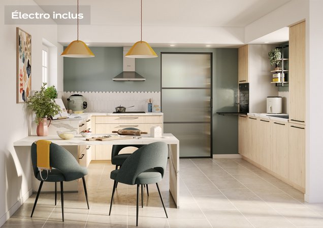 Cuisine moderne aux tons bois et vert, îlot central avec table intégrée, chaises design noires et suspensions dorées.