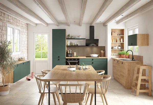 Landelijke chique keuken in mineraalgroen en eikenhout met balken. Keuken in mineraalgroen en eikenhout, houten latten spatwand, zichtbare balken, grote kolomkast en matzwarte spoelbak.