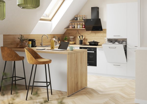 Petite cuisine en U blanche et bois avec puits de lumière Cuisine moderne en U blanche, plan de travail en bois avec bar et éclairage naturel par fenêtre de toit (velux).