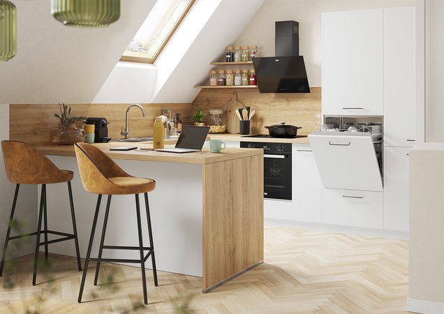 Cuisine moderne en U blanche, plan de travail en bois avec bar et éclairage naturel par fenêtre de toit (velux).