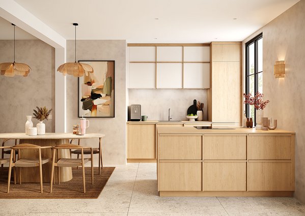 Moderne, minimalistische keuken met licht eikenhout en witte fronten, een ruim kookeiland, beige/crèmekleurige gestructureerde muren, en hanglampen van natuurlijke vezels.