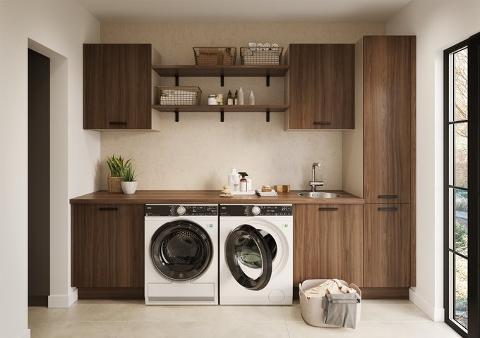 Porte discrète entre la cuisine et la buanderie Cuisine moderne avec porte discrète intégrée dans les armoires donnant accès à une buanderie fonctionnelle. Cet aménagement sur mesure optimise l’espace en dissimulant lave-linge, rangements et zone technique tout en conservant un design épuré et harmonieux dans la pièce de vie.