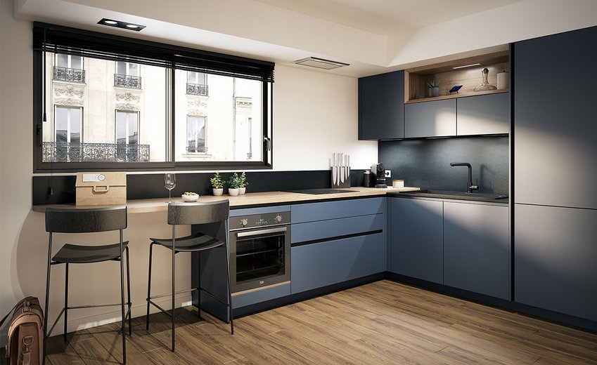 Élégante cuisine d'angle contemporaine bleu nuit et bois clair, illuminée par une grande fenêtre urbaine avec coin bar intégré.