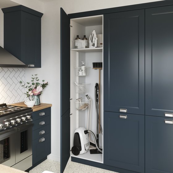Colonne de rangement sur mesure intégrée à la cuisine Cette colonne de rangement sur mesure s’intègre discrètement dans la cuisine pour accueillir tout l’équipement du quotidien : aspirateur, balai, produits ménagers et accessoires.