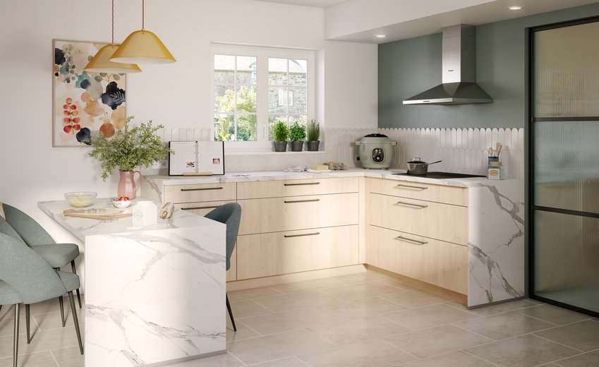 Moderne U-vormige keuken in licht eikenhout, werkblad en aangrenzende tafel met wit marmer-effect, en een achterwand met visschubtegels.