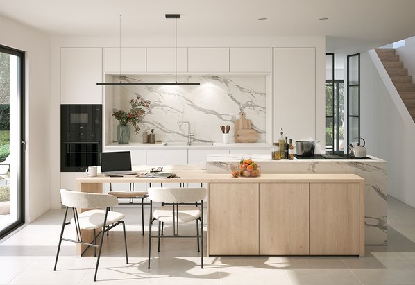 Cuisine minimaliste blanche et chêne avec îlot-bar Cuisine moderne épurée blanche, crédence et côtés de l'îlot en marbre veiné, façades de l'îlot en bois clair, et four encastré noir.