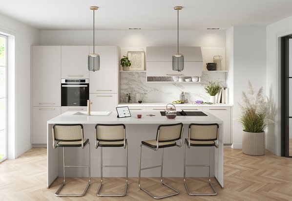 Chique, minimalistische witte keuken, met een achterwand met wit marmer-effect, een groot kookeiland, en fijne handgrepen en hanglampen in messingkleur.