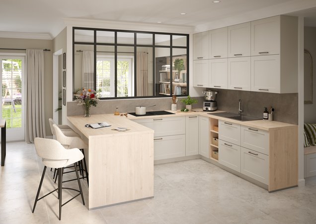 Keuken in mat crèmewit en licht hout, werkblad en spatwand in grijze betoneffect, grote aangrenzende bar, en scheiding door zwart atelierglas.