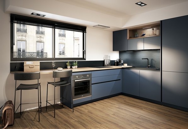 Moderne grijsblauwe keuken met bar Compacte stadskeuken in grijsblauw met houten werkblad, groot raam, barhoek met stoelen, ingebouwde oven en houten vloer.