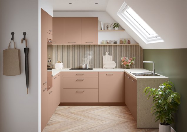 Kleine, knusse U-vormige keuken met natuurlijk licht, roze accenten en een steenachtig effect.