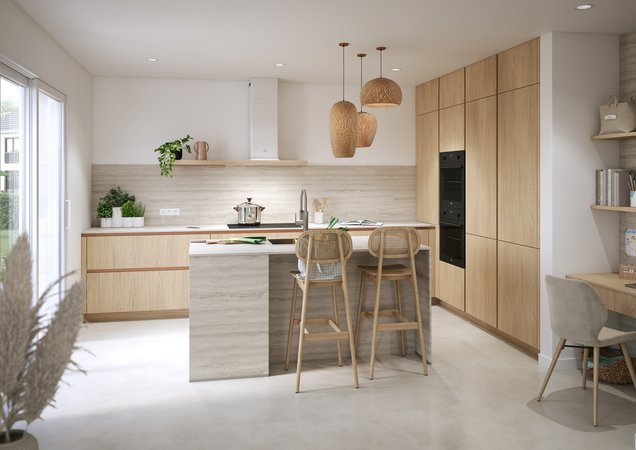 Moderne, minimalistische keuken in licht eikenhout, met een centraal eiland met mineraal achterwand, rotan hanglampen en barkrukken van webbing.