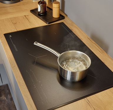 plaque de cuisson avec casserole